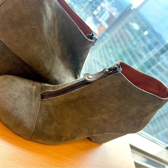 Gentle  Souls women’s 9 suede boots mint condition in beautiful gray 9M - Picture 3 of 7